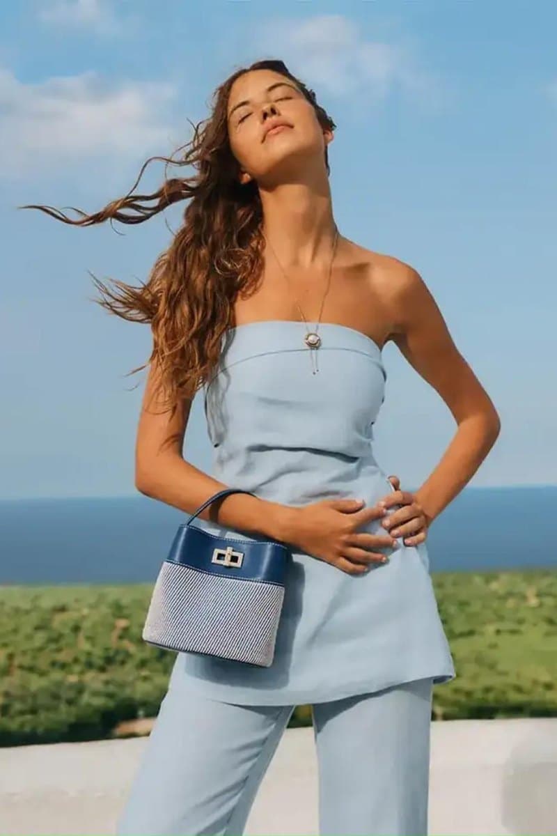 תיק Furla בצבע שמנת על שולחן בבית קפה